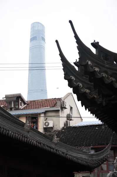 Shanghai Tower rising up above the ancient rooves of Yu Garden, Shanghai, China — Stock Photo, Image