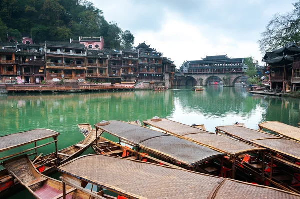 Moored rowing boats on the Tuojiang river, Fenghuang ancient town, China — стокове фото
