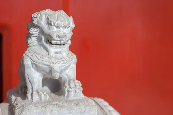 Figura de león de mármol blanco fuera de un edificio residencial, Beijing, China — Foto de Stock