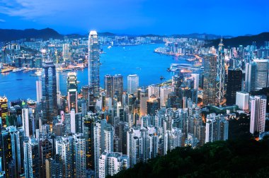 Hong Kong cityscape alacakaranlıkta, Lugard yolu tepe üzerinde görüldü