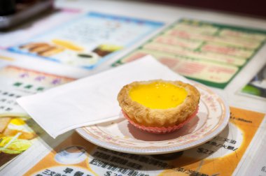 Bir Hong Kong kafede sunulan klasik yumurta kremalı tart