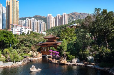 Nan Lian Bahçe, Diamond Hill, Hong Kong. Kowloon tepe arka planda görülebilir.