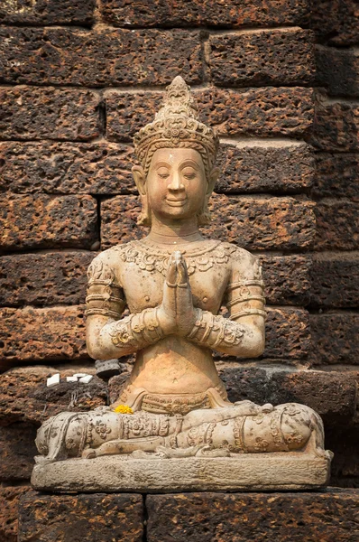 Estátua de pedra buddha sentada em pose de oração em Wat Jet Yod, Chiang Mai, Tailândia — Fotografia de Stock