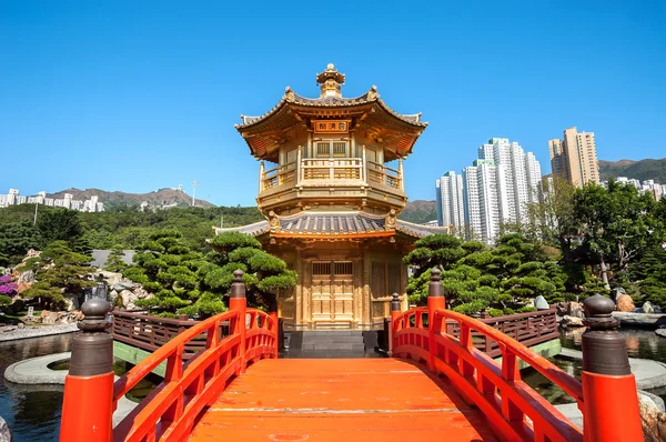 Goldene Pagode im nan lian garden, diamond hill, hong kong — Stockfoto