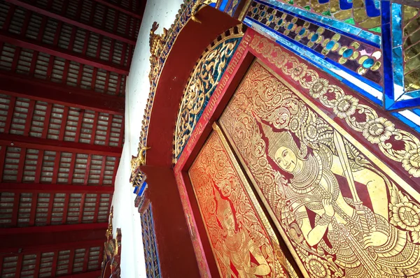 Entrada adornada a la sala de oración principal de Wat Phra Singh, Chiang Mai, Tailandia — Foto de Stock