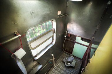 Alaturka tuvalet, gemide bir Tay tren