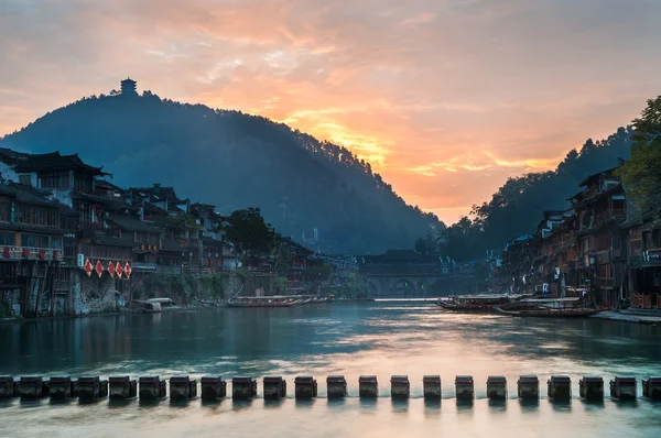 Napkelte, a Tuojiang folyó, Fenghuang, Hunan tartomány, Kína — Stock Fotó