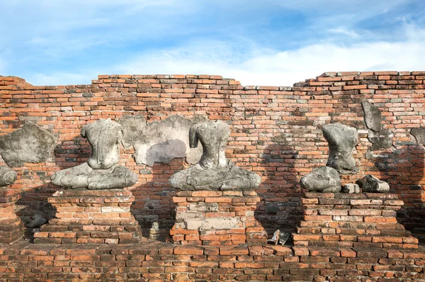 Estatuas de Buda sin cabeza en Wat Chaiwatthanaram, Ayutthaya, Tailandia —  Fotos de Stock