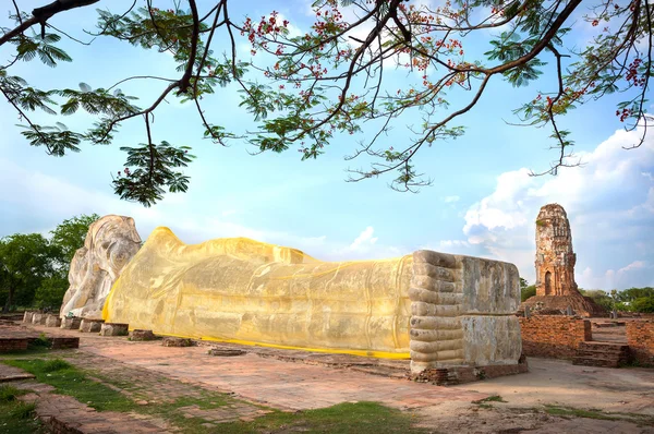 Liggande Buddha staty vid Wat Lokayasutharam, Ayutthaya, Thaila — Stockfoto