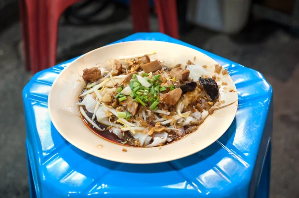 Schweinefleisch nudeln thai street food in bangkok — Stockfoto