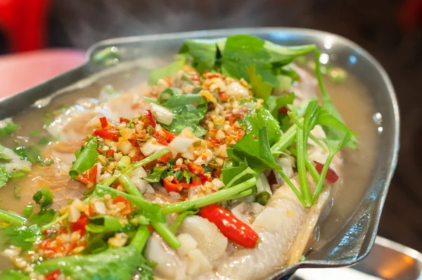 Pescado fresco al vapor en un restaurante tailandés local —  Fotos de Stock