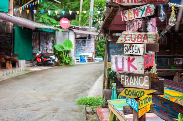 Sinalização de países do mundo fora de um bar em Lonely Beach, Koh Chang, Tailândia — Fotografia de Stock