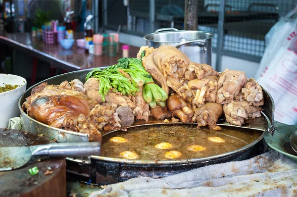 Vat de cerdo surtido y sopa en un mercado tailandés — Foto de Stock