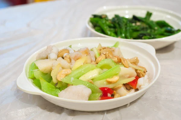 Camarones fritos con apio y anacardos servidos en un Centro de Alimentos Cocinados de Hong Kong Fotos de stock libres de derechos