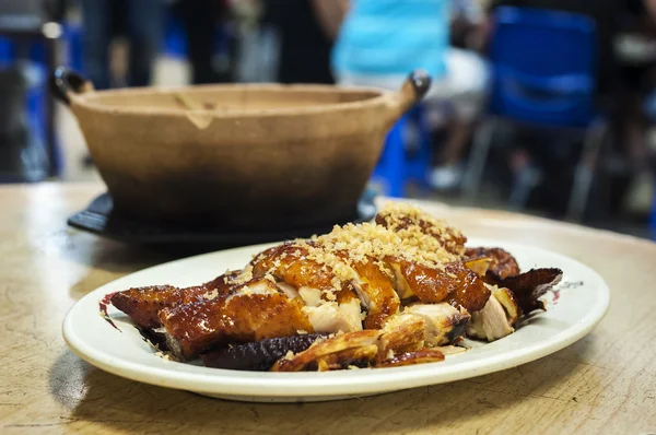 Classic roasted chicken topped with garlic served at a Hong Kong restaurant — Stock Photo, Image