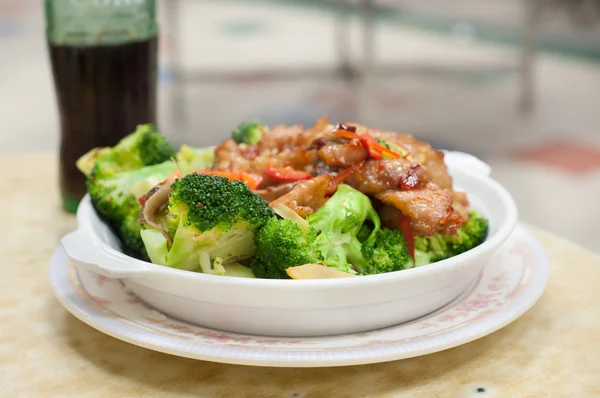 HONG KONG - Stir-fried pork and broccoli dish served at a Hong Kong Cooked Food Centre — Stock fotografie