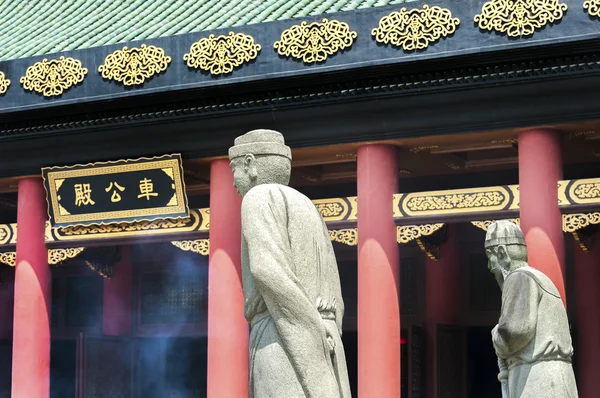Αγάλματα έξω από την κύρια αίθουσα στο ναό Kung Che, Σα Τιν, Χονγκ Κονγκ — Φωτογραφία Αρχείου