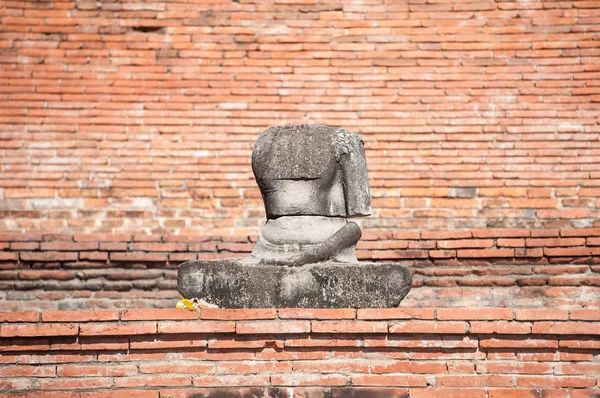 Damaged Buddha statue in the grounds of Wat Mahathat, Ayutthaya, Thailand — Stock Fotó