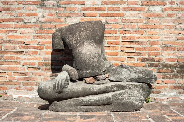Estátua de Buda sem cabeça em Wat Mahathat, Ayutthaya, Tailândia — Fotografia de Stock