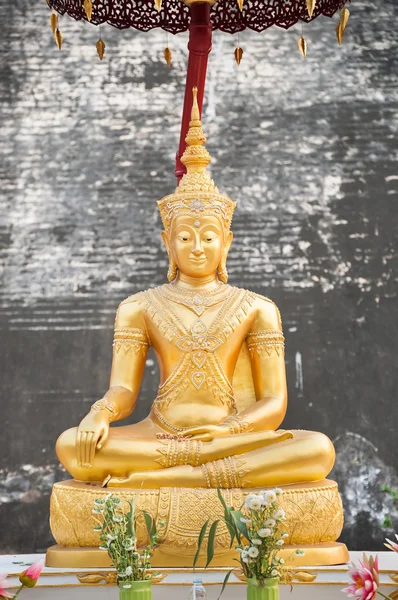 Gold Buddha statue at Wat Chedi Luang, Chiang Mai, Thailand — ストック写真