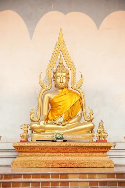 Buddha statue outside Wat Chedi Luang, Chiang Mai, Thailand — Φωτογραφία Αρχείου