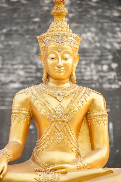 Golden Buddha statue at Wat Chedi Luang, Chiang Mai, Thailand — Zdjęcie stockowe