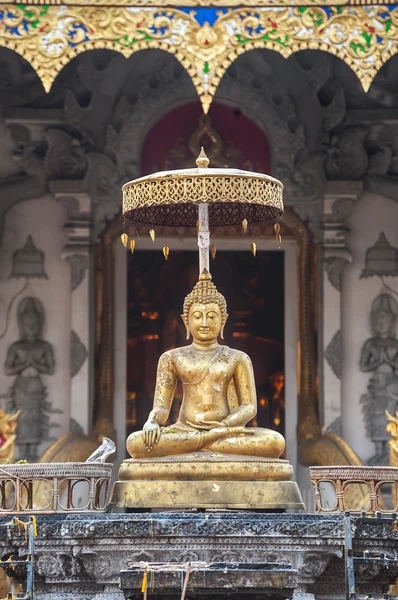 Goldene Buddha-Statue vor dem Eingang zum Wat Chedi Luang, Chiang Mai, Thailand — Stockfoto