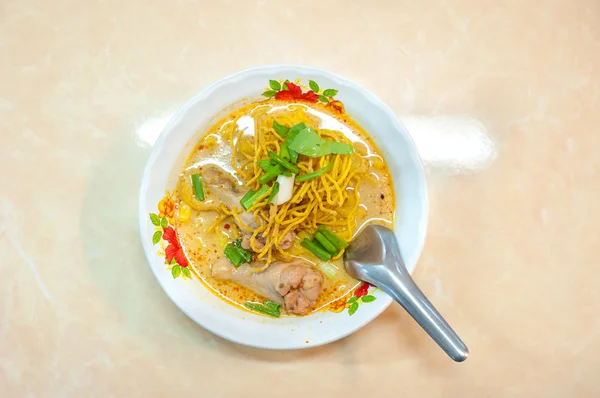 Chiang Mai speciality crispy noodles with chicken - khao soi gai — Stok fotoğraf