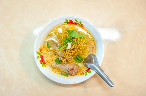 Especialidade Chiang Mai macarrão crocante com frango - khao soi gai Imagem De Stock