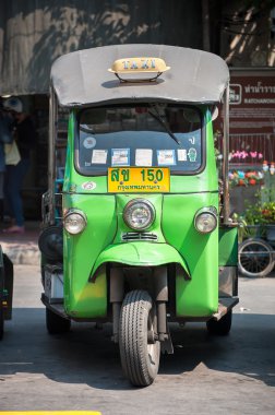 Yeşil tuk-tuk Bangkok sokağa park etti.
