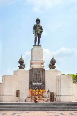 Rama VI heykeli girişinde Lumpini Park Bangkok, Tayland