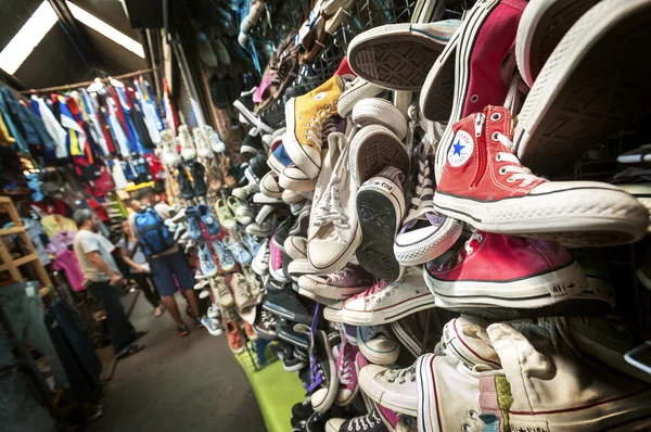 Staré Converse trenéři na trh Chatuchak, Bangkok — Stock fotografie