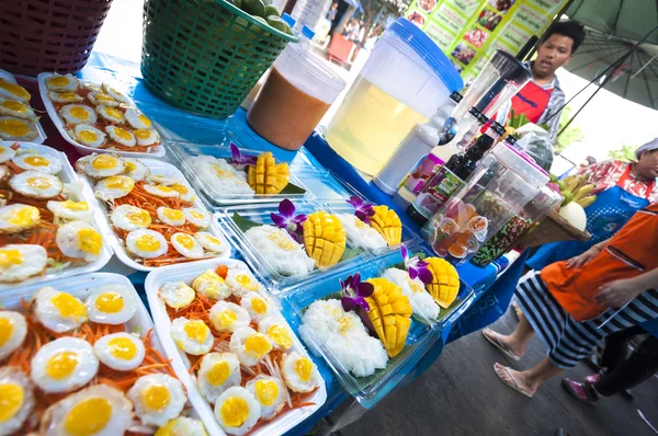 Gatukök utanför Chatuchak Market, Bangkok — Stockfoto