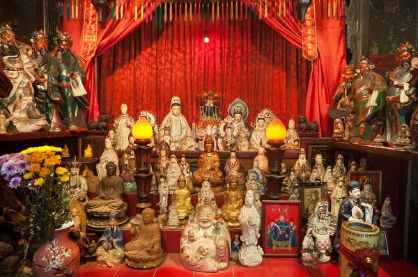 Statues on the altar of Tin Hau Temple in Causeway Bay, Hong Kong — Stock Photo, Image