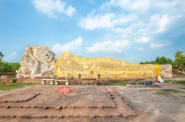 Reclinando Buda em Wat Lokayasutharam em Ayutthaya, Tailândia — Fotografia de Stock