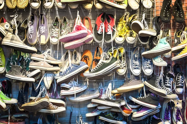 Entrenadores de segunda mano en Chatuchak Market, Bangkok — Foto de Stock