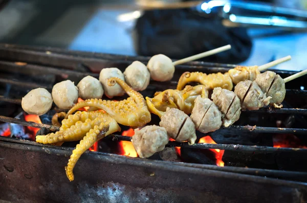 Grilled squid and meatball skewers at a Thailand night market — Stock Photo, Image