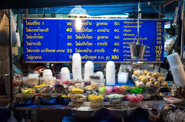 Dessert kraam op de nachtmarkt van een in de buurt van Khao San Road, Sukhumvit, Bangkok. — Stockfoto