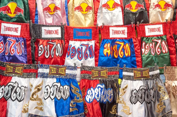 Calções de boxe tailandeses à venda no mercado noturno de Patpong, Bangkok — Fotografia de Stock