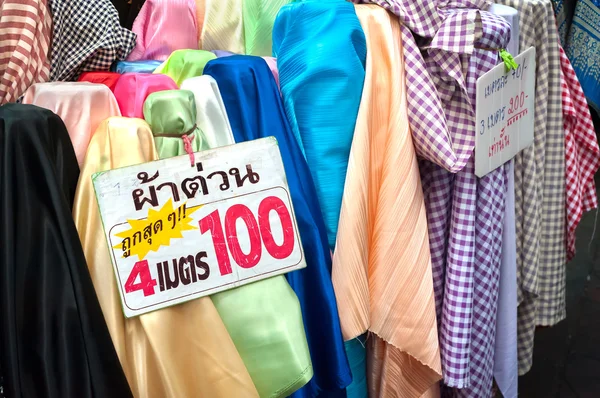 Kleurrijke weefsel te koop op Sampeng Lane Market, Bangkok — Stockfoto