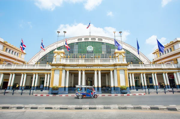 Imagen exterior de la estación de tren Hua Lamphong, Bangkok, Tailandia — Foto de Stock