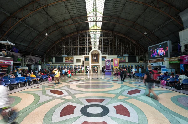 Dentro de la sala de salidas principal de la estación de tren Hua Lamphong, Bangkok, Tailandia — Foto de Stock