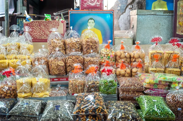 Torkade varor till försäljning på ett stall på Sampeng Lane market, Bangkok, Thailand — Stockfoto