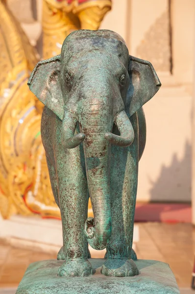 Escultura de elefante de bronce en la entrada de Wat Chedi Luang, Chiang Mai, Tailandia —  Fotos de Stock
