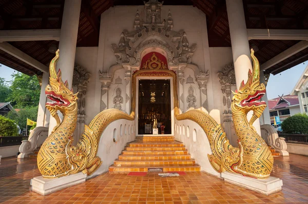 Serpentes naga gêmeas na entrada para Wat Chedi Luang, Chiang Mai, Tailândia — Fotografia de Stock