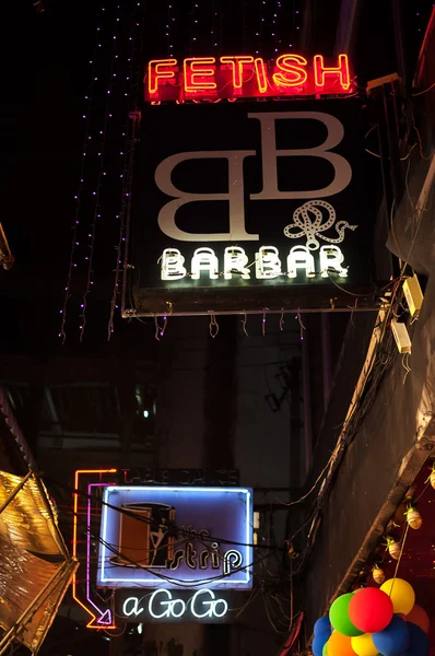 Sinais de néon fora de bares de sexo na área de luz vermelha Patpong, Bangkok — Fotografia de Stock