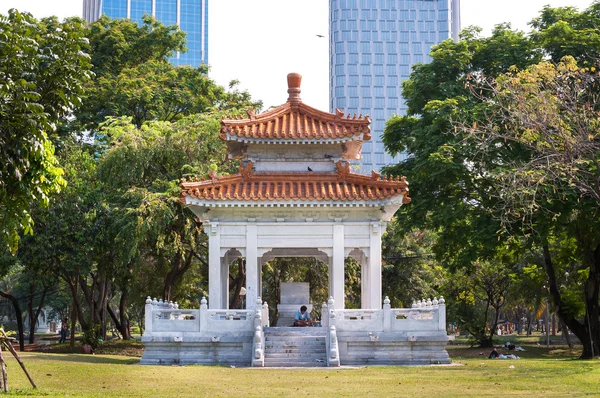 Σινο-Ταϊλανδικά φιλία περίπτερο στο Lumpini Park, Μπανγκόκ, Ταϊλάνδη — Φωτογραφία Αρχείου