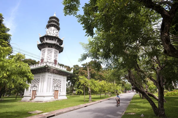 Chinese-style clock tower in Lumpini Park, Bangkok, Thailand — Stock Photo, Image