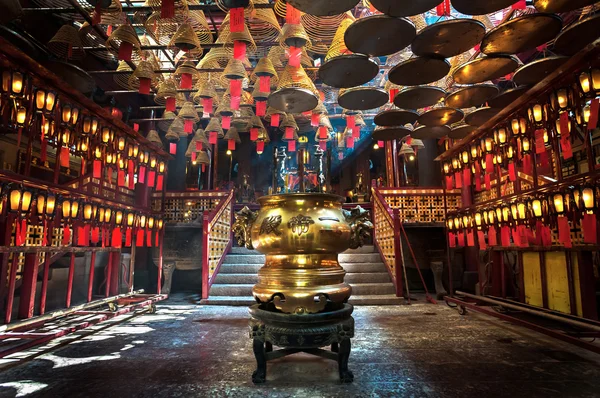 Inside the main hall of Man Mo Temple, Sheung Wan, Hong Kong — Zdjęcie stockowe