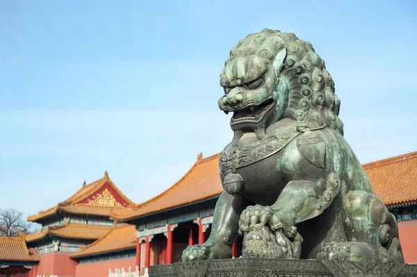 Bronze lion guardian at the Forbidden City, Beijing — Stock fotografie